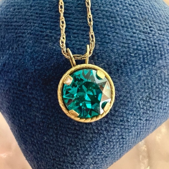 Vintage Solid 10K Gold Pendant necklace. Dainty Gem Pendant on 20” chain. - Picture 3 of 13